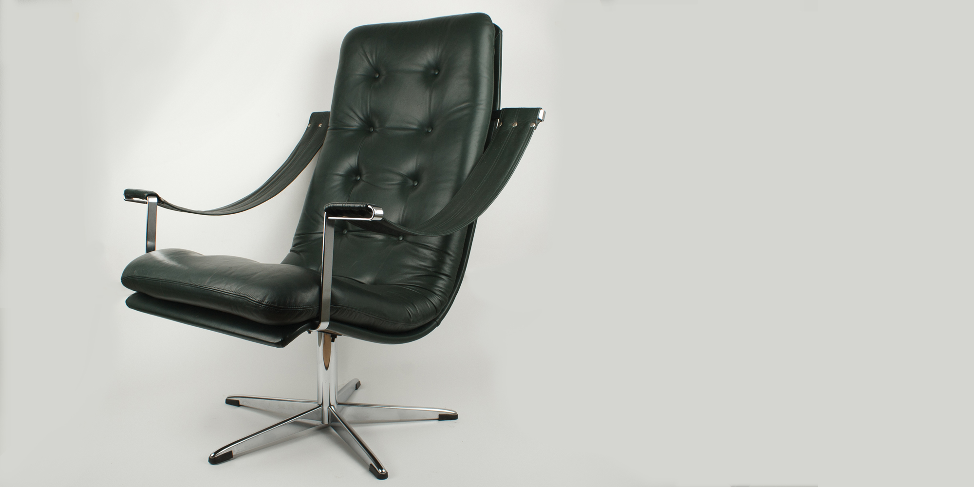 Der Lounge Sessel von Artifort ist aus feinstem Glattleder, dunkelgrün und mit Chrom kombiniert. Die Manufaktur Artifort, in den Niederlanden hat ihn zusammen mit Geoffrey Harcourt in der Mid Century Ära entworfen und produziert. Ein luxuriöser Sessel, der durch sein besonderes Design heraussticht.