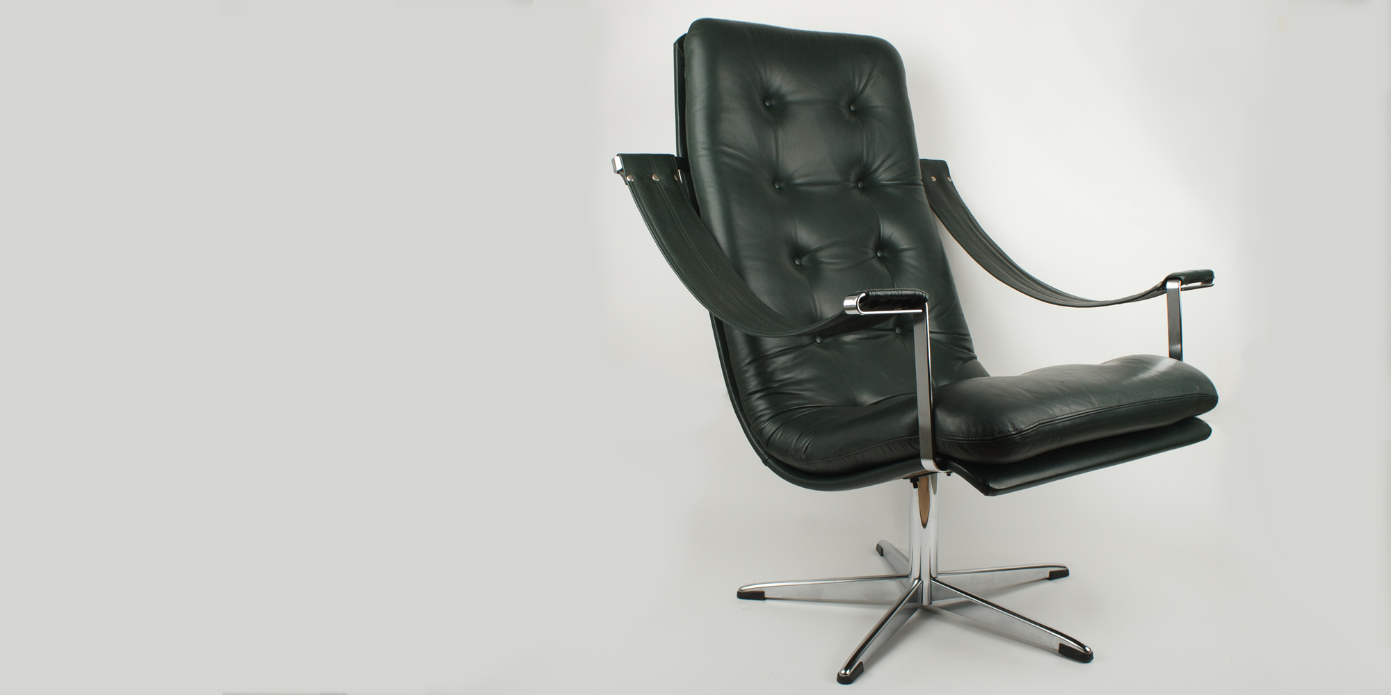 Der Lounge Sessel von Artifort ist aus feinstem Glattleder, dunkelgrün und mit Chrom kombiniert. Die Manufaktur Artifort, in den Niederlanden hat ihn zusammen mit Geoffrey Harcourt in der Mid Century Ära entworfen und produziert. Ein luxuriöser Sessel, der durch sein besonderes Design heraussticht.
