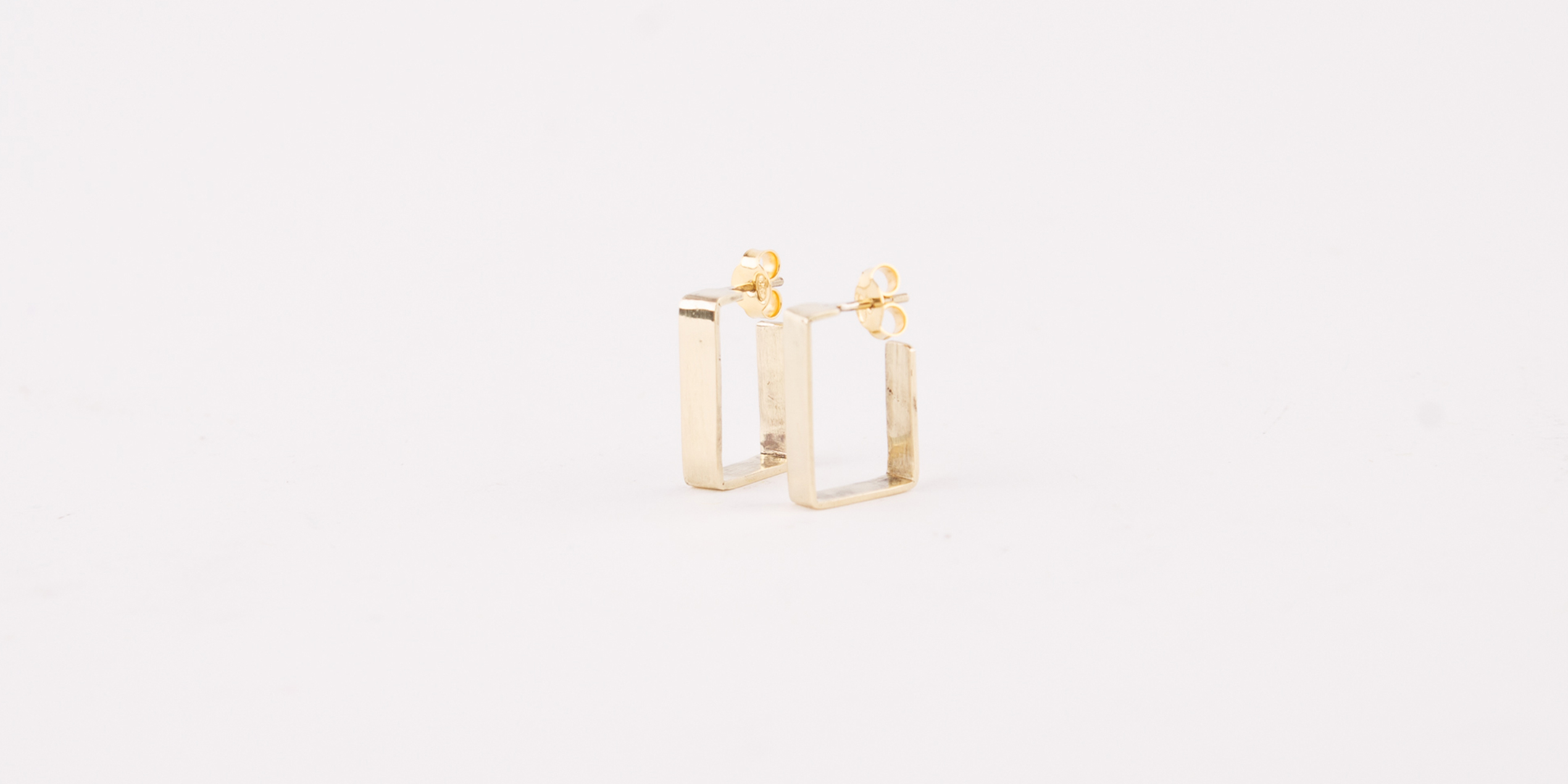 Eckige Hoops in goldfarben sind der absolute Trend. Diese Stecker sitzen sitzen sehr gut am Ohr. Höhe 13mm, Breite 5mm. SDie Ohrringe sind hochglanzpoliert und auch handgefertigt.