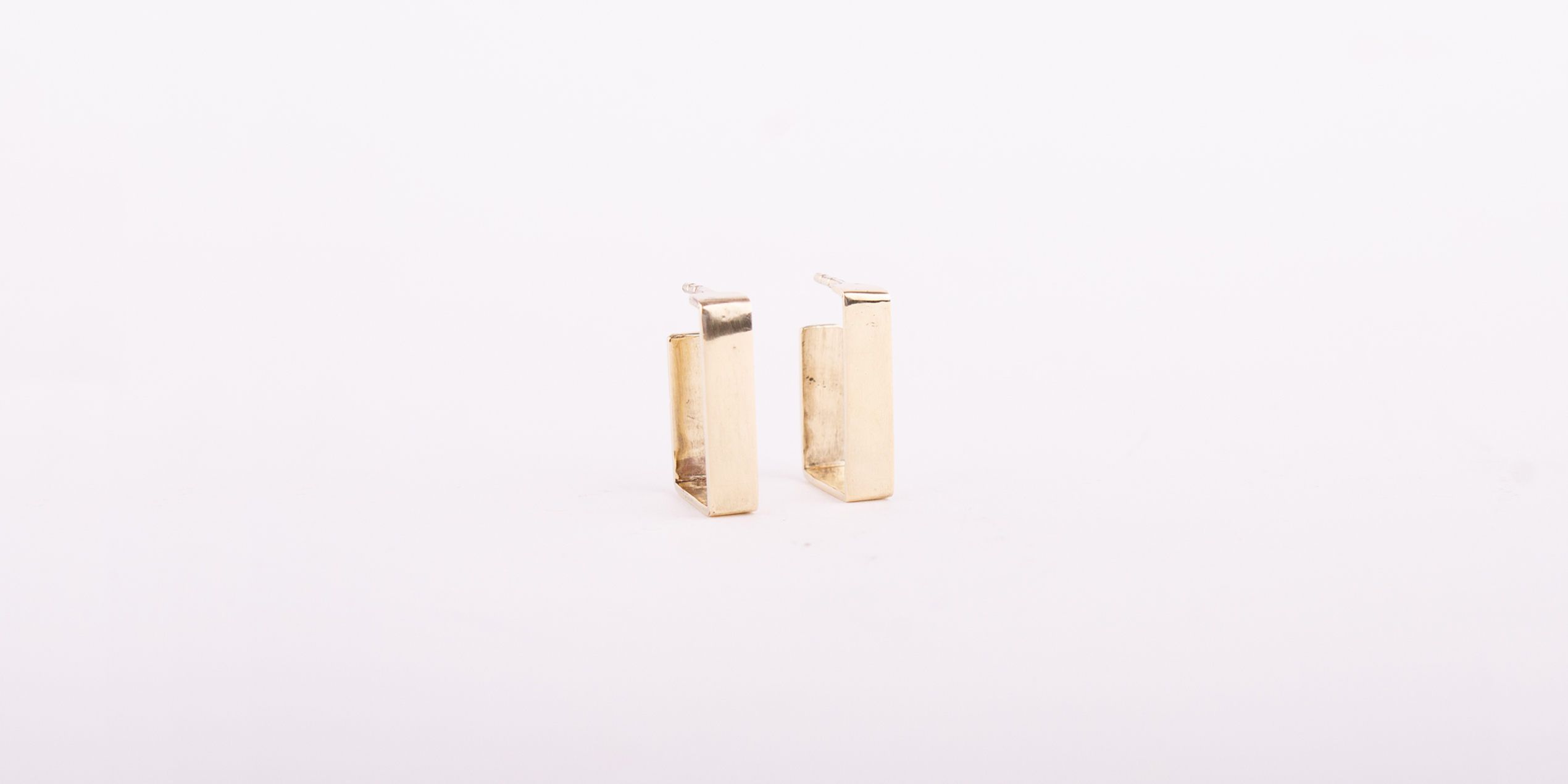 Eckige Hoops in goldfarben sind der absolute Trend. Diese Stecker sitzen sitzen sehr gut am Ohr. Höhe 13mm, Breite 5mm. SDie Ohrringe sind hochglanzpoliert und auch handgefertigt.