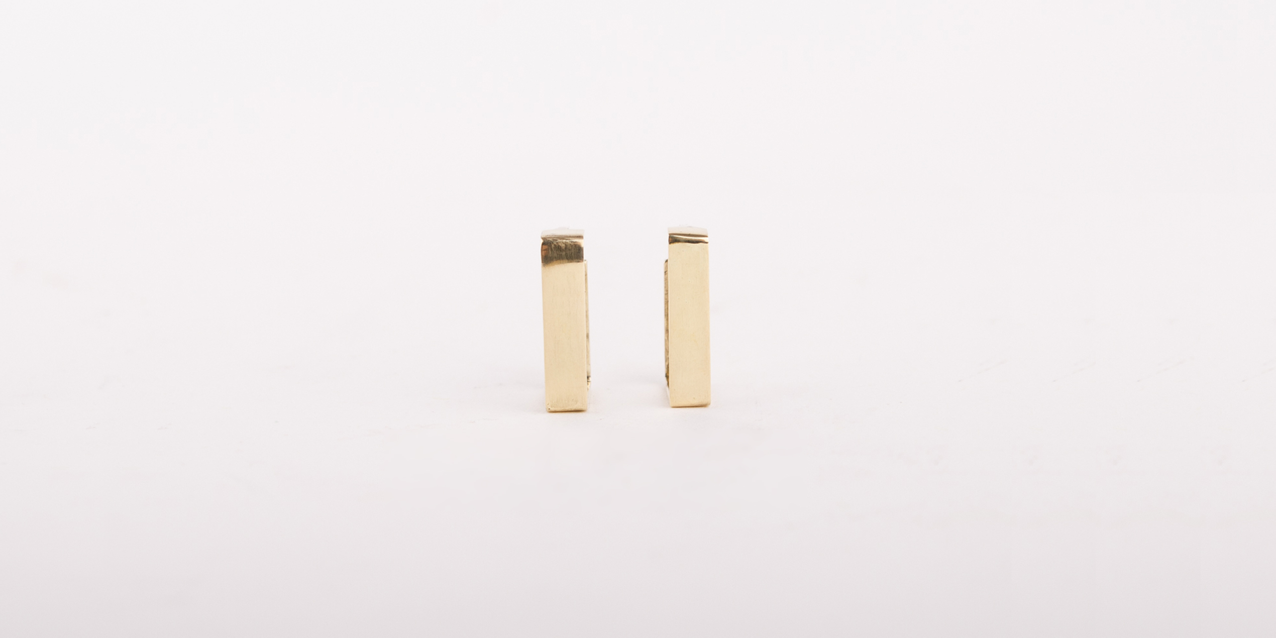 Eckige Hoops in goldfarben sind der absolute Trend. Diese Stecker sitzen sitzen sehr gut am Ohr. Höhe 13mm, Breite 5mm. SDie Ohrringe sind hochglanzpoliert und auch handgefertigt.