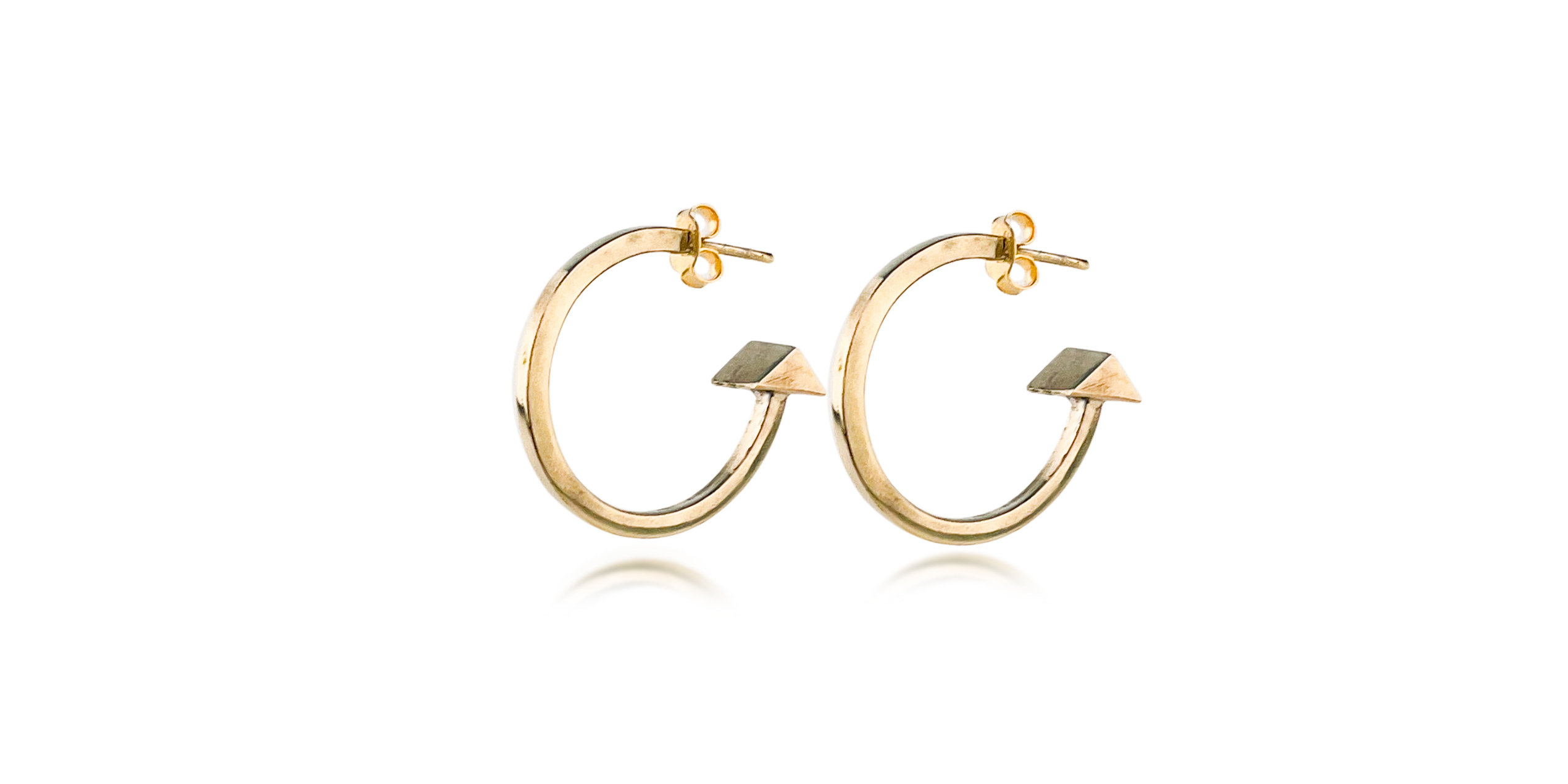 Créolen mal anders. Der Charm ist am hinteren Teil der Créole angebracht. Sie glitzern auch hinter dem Ohr auf interessante Weise. Die Créolen sind aus Messing handgefertigt.