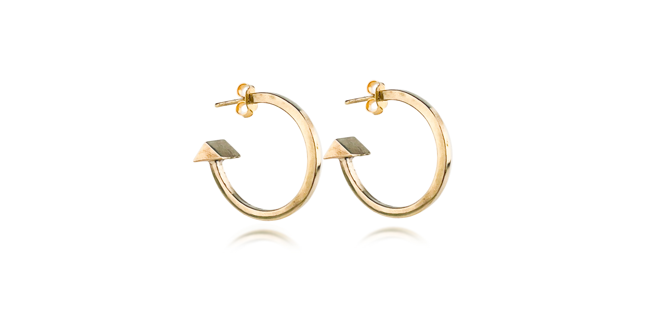 Créolen mal anders. Der Charm ist am hinteren Teil der Créole angebracht. Sie glitzern auch hinter dem Ohr auf interessante Weise. Die Créolen sind aus Messing handgefertigt.