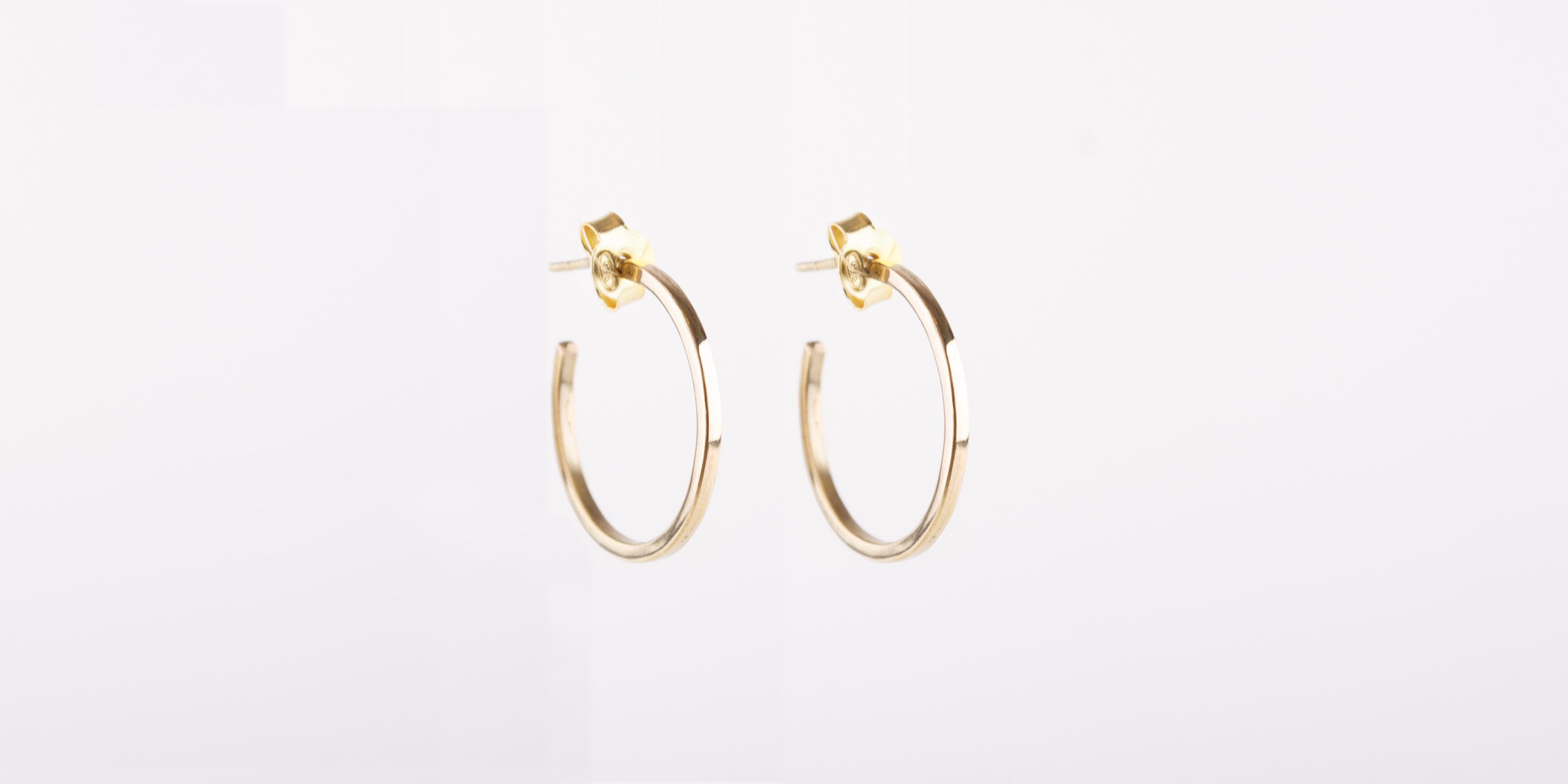 Créolen aus Vierkant Messing Draht. Größe 2,5cm. Sie sind handgefertigt im room27. Eine klassische Créole, die schick am Abend, als auch tagsüber mit einem Businessoutfit getragen werden kann.