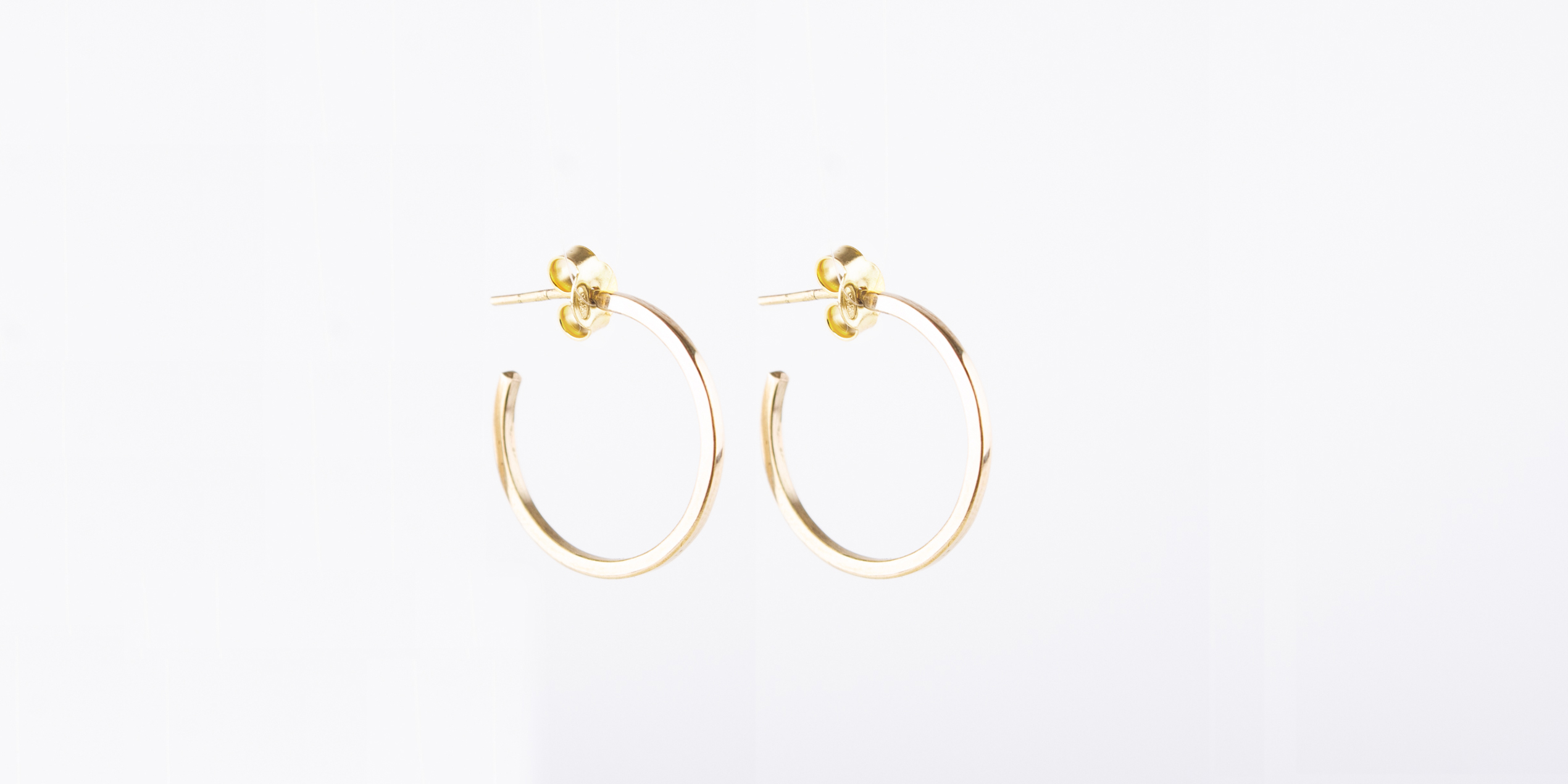 Créolen aus Vierkant Messing Draht. Größe 2,5cm. Sie sind handgefertigt im room27. Eine klassische Créole, die schick am Abend, als auch tagsüber mit einem Businessoutfit getragen werden kann.