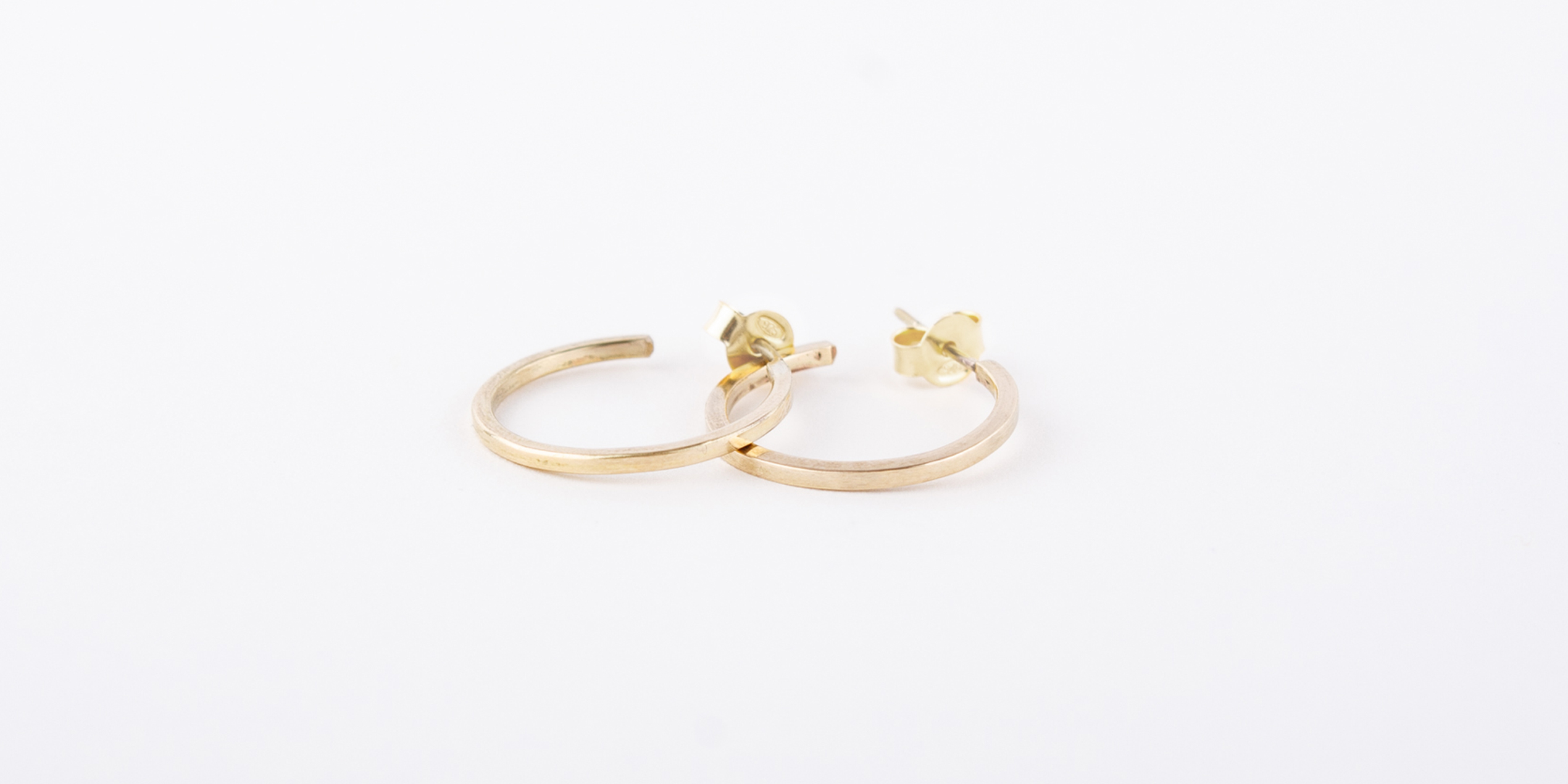 Créolen aus Vierkant Messing Draht. Größe 2,5cm. Sie sind handgefertigt im room27. Eine klassische Créole, die schick am Abend, als auch tagsüber mit einem Businessoutfit getragen werden kann.