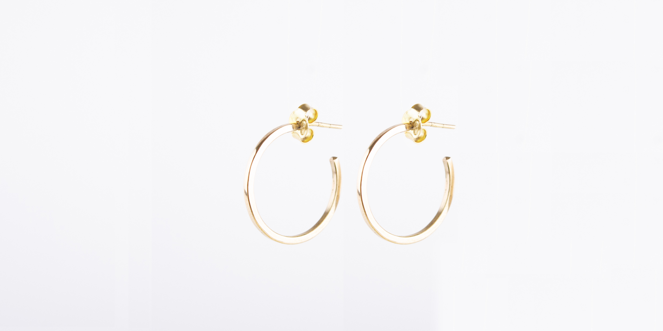 Créolen aus Vierkant Messing Draht. Größe 2,5cm. Sie sind handgefertigt im room27. Eine klassische Créole, die schick am Abend, als auch tagsüber mit einem Businessoutfit getragen werden kann.