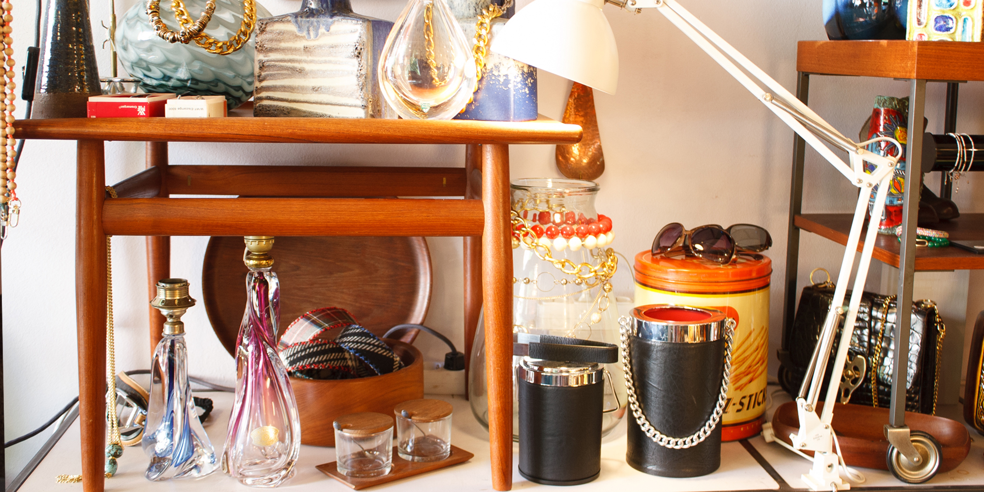 Ob Grete Jalk, Val St. Lambert Lampenfüsse, Eiskühler und Schmuck. Im room27 gibt es so viele, schöne Möbel, Lampen und vieles mehr entdecken.