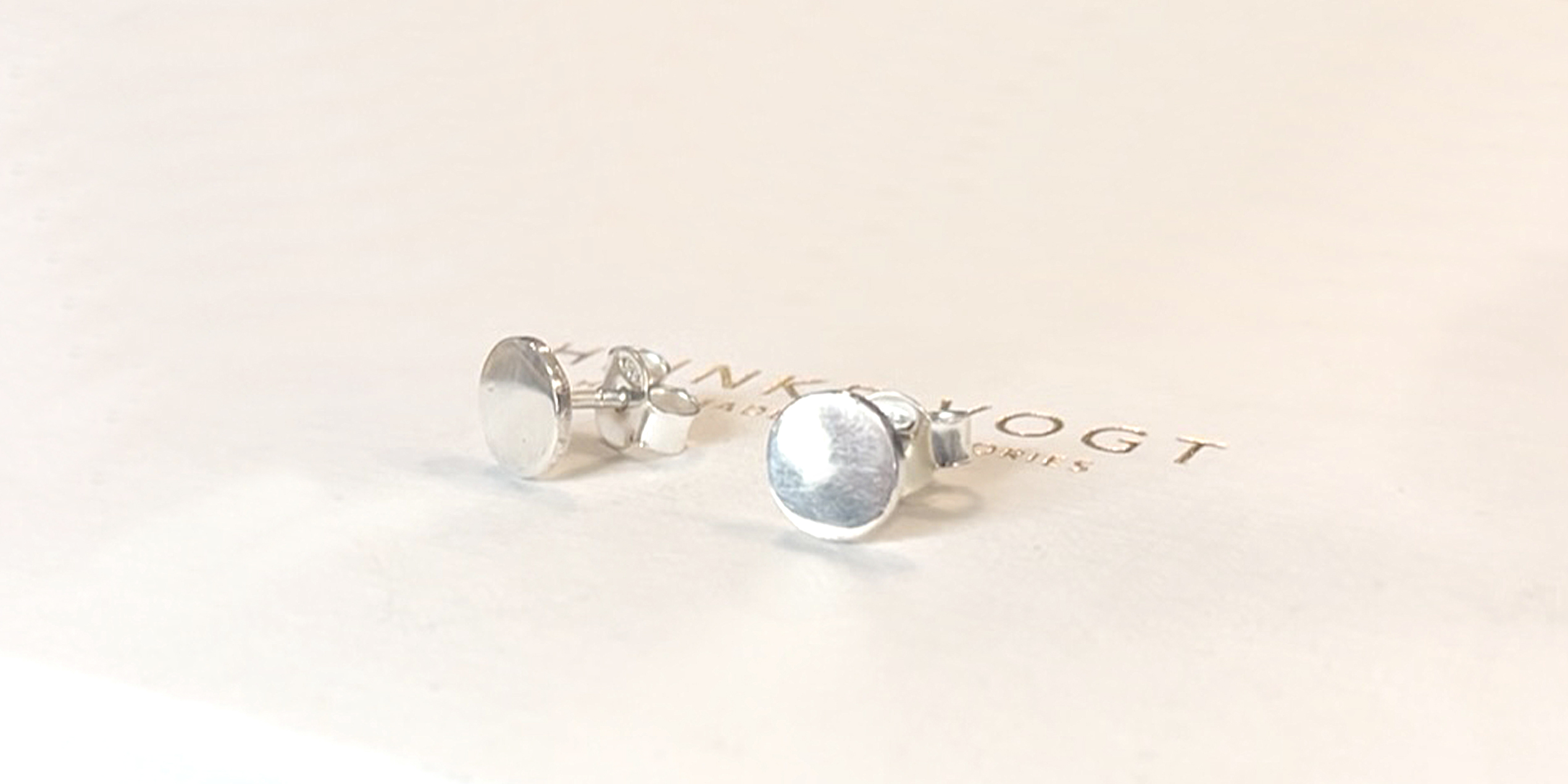 Wer es dezent und klassisch mag, findet hier kleine Ohrstecker aus 925er Silber in Form einer Linse gefertigt. Sie haben einen Durchmesser von 7mm und haben eine Dicke von 1mm.