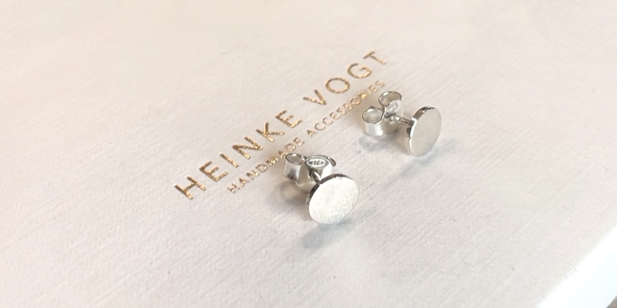 Wer es dezent und klassisch mag, findet hier kleine Ohrstecker aus 925er Silber in Form einer Linse gefertigt. Sie haben einen Durchmesser von 7mm und haben eine Dicke von 1mm.