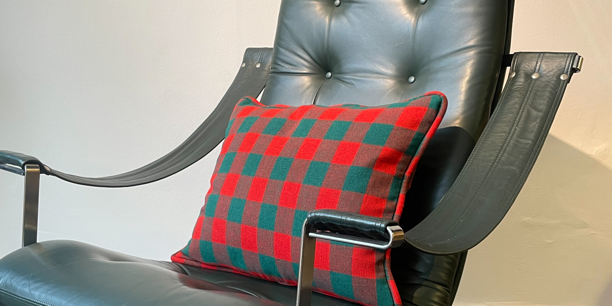 Alle Kissen sind handgefertigt und mit einer dicken Keder versehen. Die Stoffe sind bunt, so wie die Zeit der 1970er Jahre eben war. Flower Power und Hippie Time. Die Kissen sind mit Gänseferdern gefüllt und haben ein Maß von 40cm x 50cm.