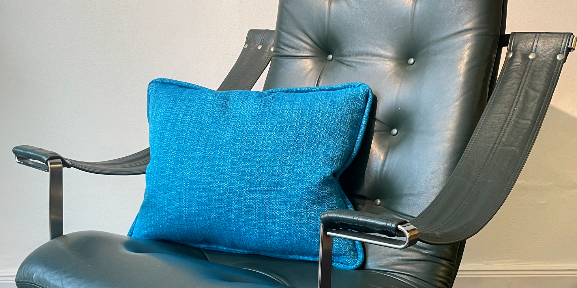 Ein Flower-Power-Kissen zeichnet sich typischerweise durch ein farbenfrohes, großflächiges Blumenmuster im Retro-Stil der 60er und 70er Jahre aus, das eine fröhliche und lebendige Atmosphäre schafft