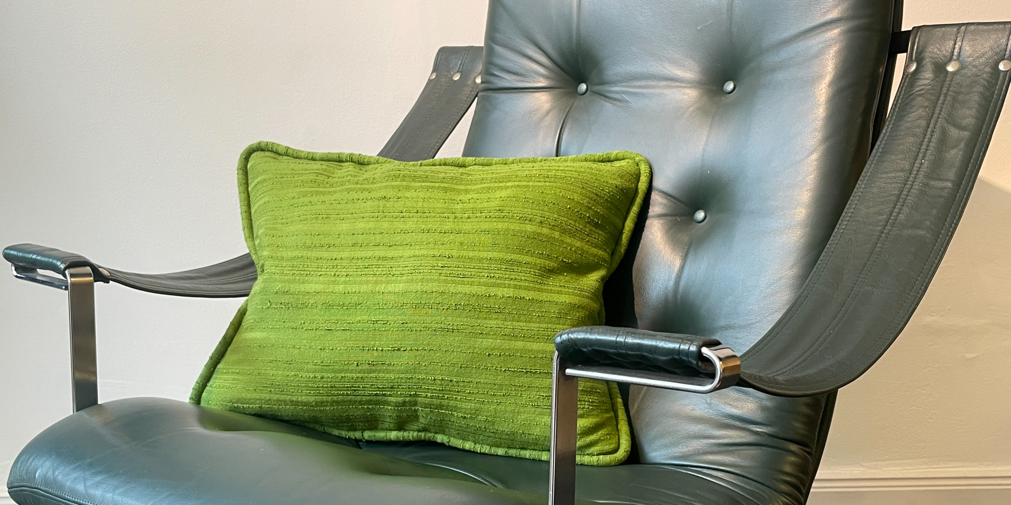 Alle Kissen sind handgefertigt und mit einer dicken Keder versehen. Die Stoffe sind bunt, so wie die Zeit der 1970er Jahre eben war. Flower Power und Hippie Time. Die Kissen sind mit Gänseferdern gefüllt und haben ein Maß von 40cm x 50cm.