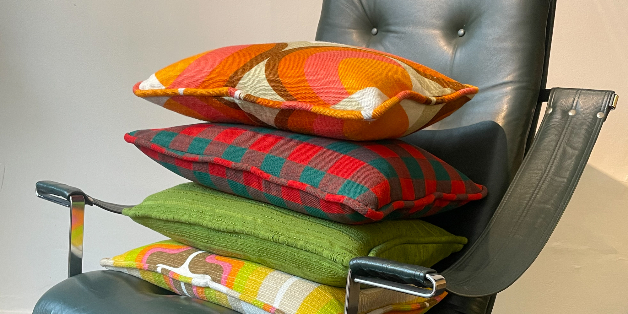 Alle Kissen sind handgefertigt und mit einer dicken Keder versehen. Die Stoffe sind bunt, so wie die Zeit der 1970er Jahre eben war. Flower Power und Hippie Time. Die Kissen sind mit Gänseferdern gefüllt und haben ein Maß von 40cm x 50cm.