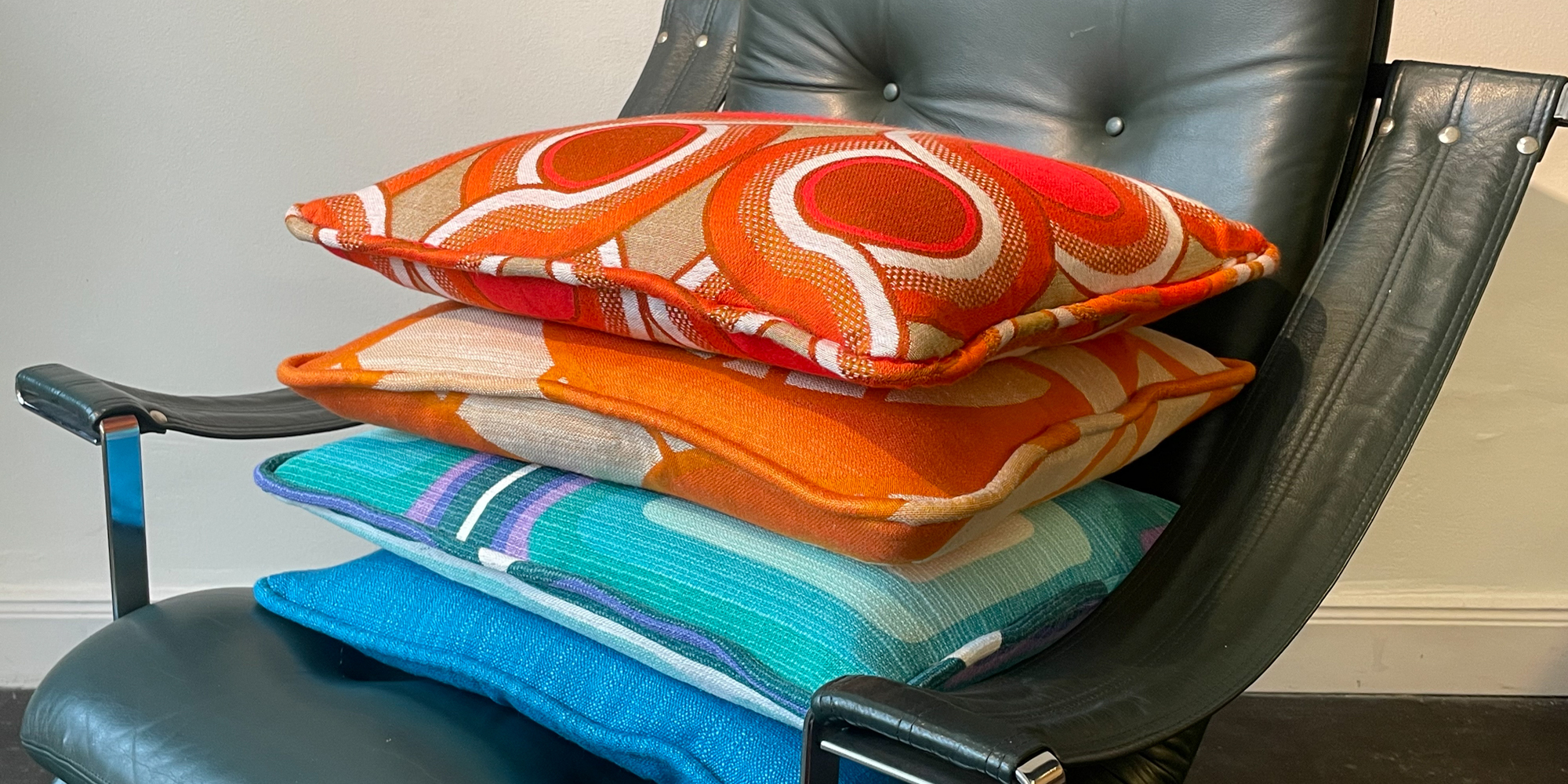 Alle Kissen sind handgefertigt und mit einer dicken Keder versehen. Die Stoffe sind bunt, so wie die Zeit der 1970er Jahre eben war. Flower Power und Hippie Time. Die Kissen sind mit Gänseferdern gefüllt und haben ein Maß von 40cm x 50cm.