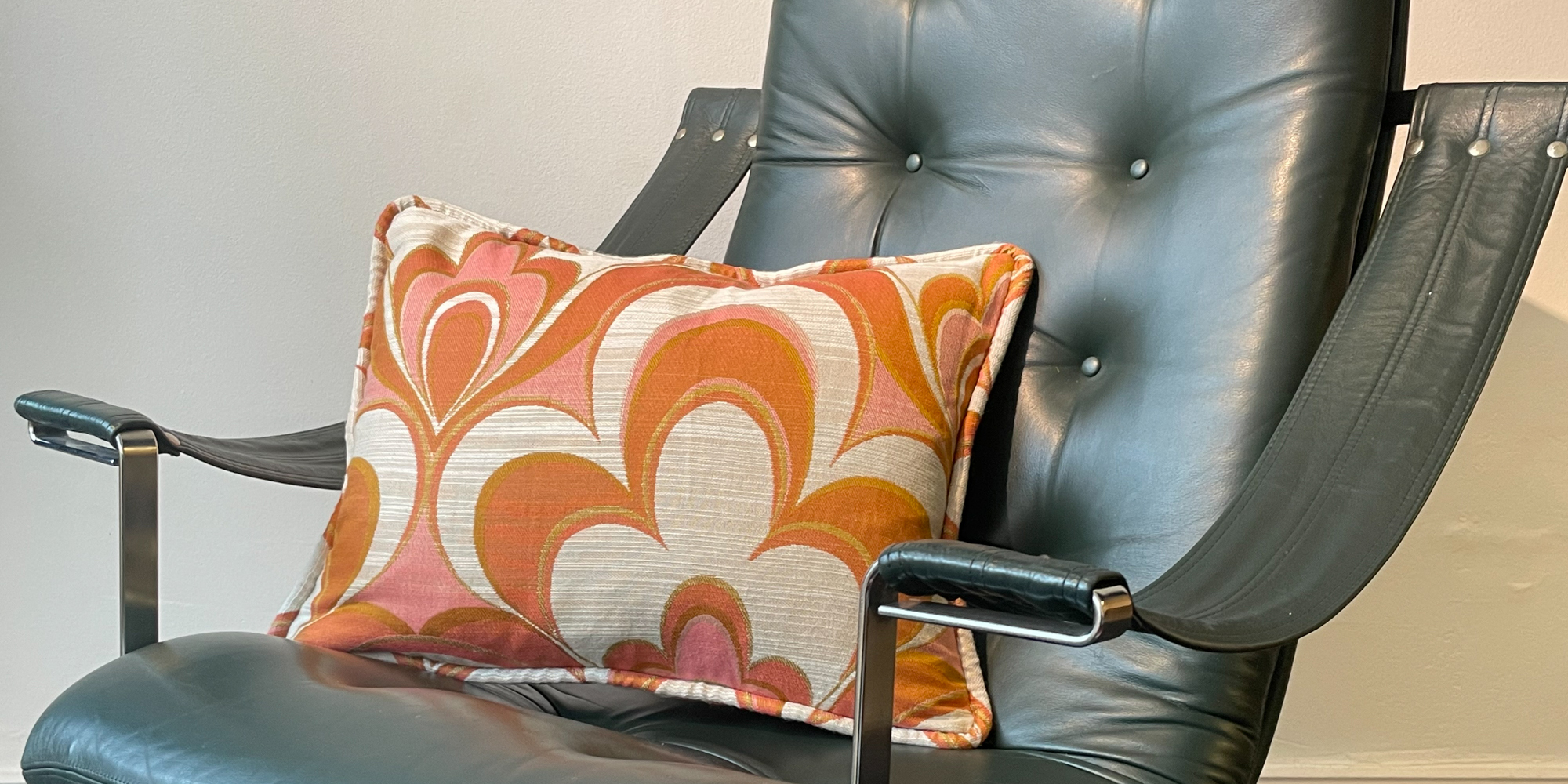 Alle Kissen sind handgefertigt und mit einer dicken Keder versehen. Die Stoffe sind bunt, so wie die Zeit der 1970er Jahre eben war. Flower Power und Hippie Time. Die Kissen sind mit Gänseferdern gefüllt und haben ein Maß von 40cm x 50cm.