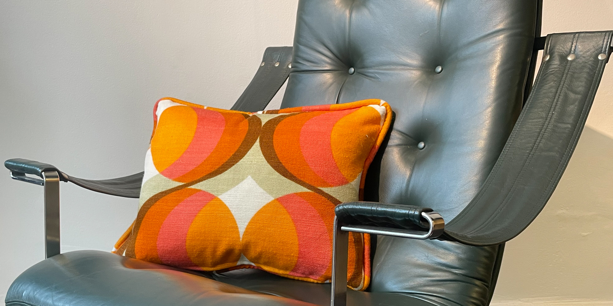 Alle Kissen sind handgefertigt und mit einer dicken Keder versehen. Die Stoffe sind bunt, so wie die Zeit der 1970er Jahre eben war. Flower Power und Hippie Time. Die Kissen sind mit Gänseferdern gefüllt und haben ein Maß von 40cm x 50cm.