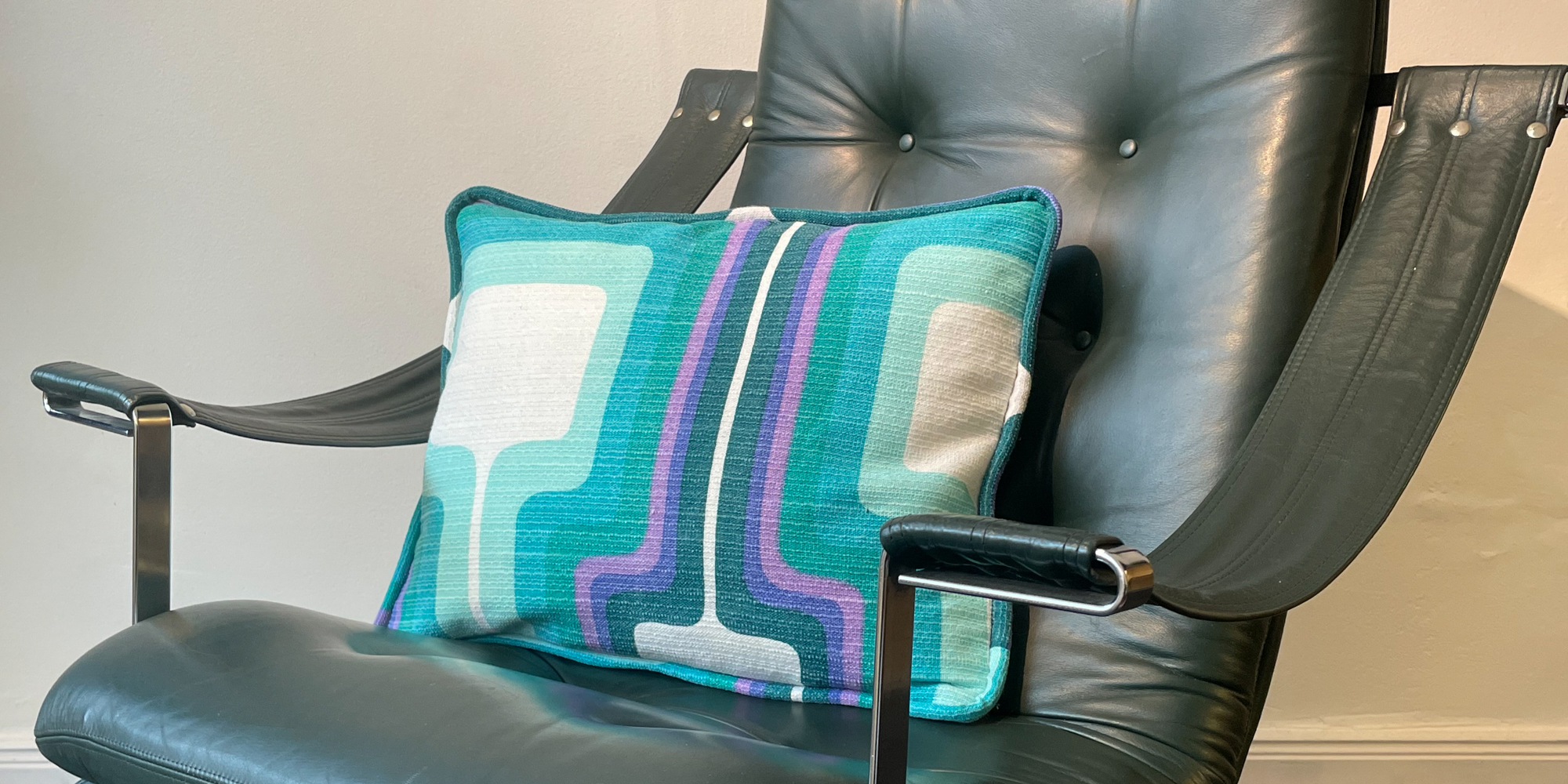 Alle Kissen sind handgefertigt und mit einer dicken Keder versehen. Die Stoffe sind bunt, so wie die Zeit der 1970er Jahre eben war. Flower Power und Hippie Time. Die Kissen sind mit Gänseferdern gefüllt und haben ein Maß von 40cm x 50cm.