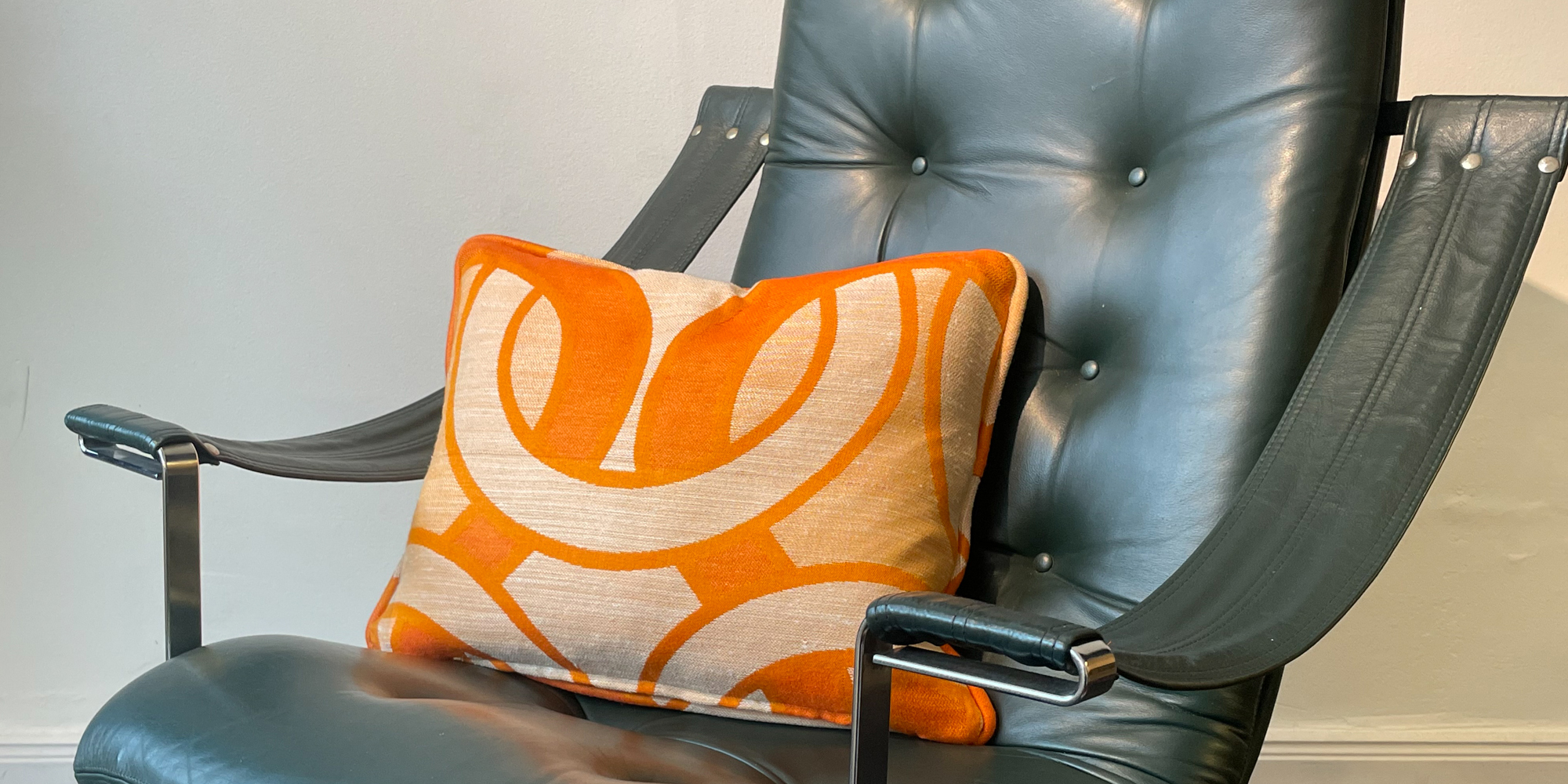 Alle Kissen sind handgefertigt und mit einer dicken Keder versehen. Die Stoffe sind bunt, so wie die Zeit der 1970er Jahre eben war. Flower Power und Hippie Time. Die Kissen sind mit Gänseferdern gefüllt und haben ein Maß von 40cm x 50cm.