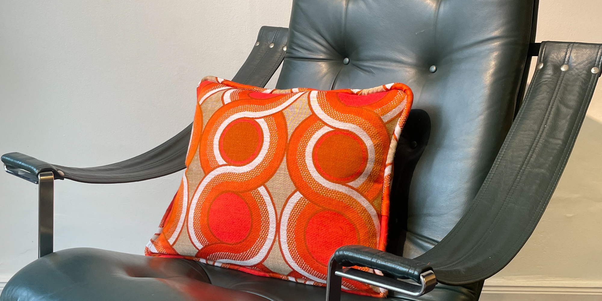 Alle Kissen sind handgefertigt und mit einer dicken Keder versehen. Die Stoffe sind bunt, so wie die Zeit der 1970er Jahre eben war. Flower Power und Hippie Time. Die Kissen sind mit Gänseferdern gefüllt und haben ein Maß von 40cm x 50cm.