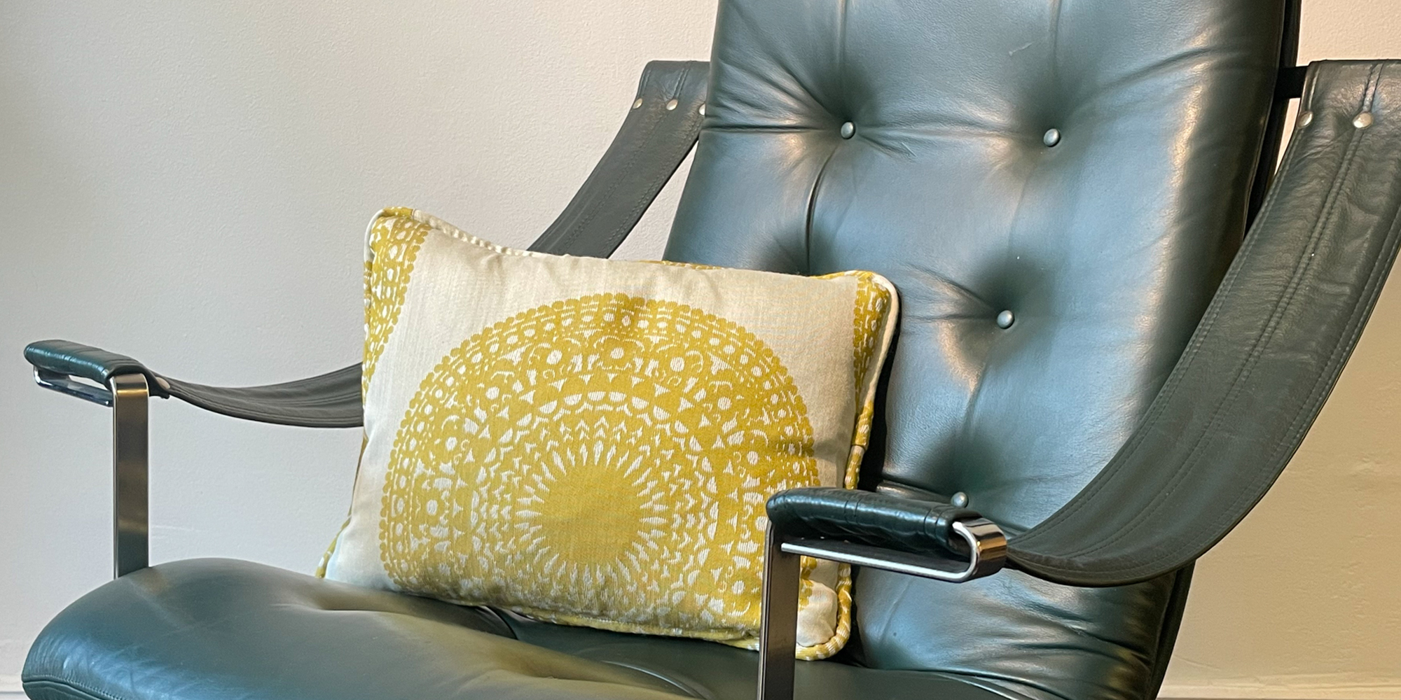 Alle Kissen sind handgefertigt und mit einer dicken Keder versehen. Die Stoffe sind bunt, so wie die Zeit der 1970er Jahre eben war. Flower Power und Hippie Time. Die Kissen sind mit Gänseferdern gefüllt und haben ein Maß von 40cm x 50cm.