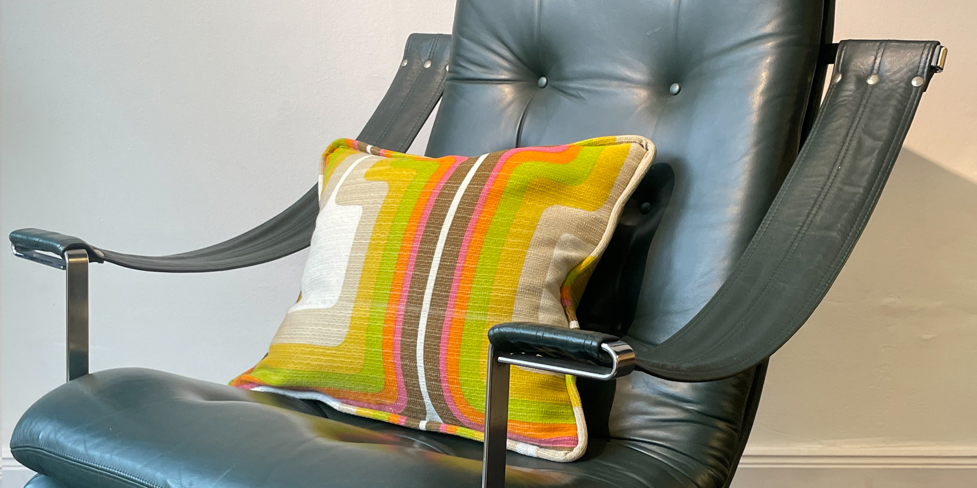 Alle Kissen sind handgefertigt und mit einer dicken Keder versehen. Die Stoffe sind bunt, so wie die Zeit der 1970er Jahre eben war. Flower Power und Hippie Time. Die Kissen sind mit Gänseferdern gefüllt und haben ein Maß von 40cm x 50cm.