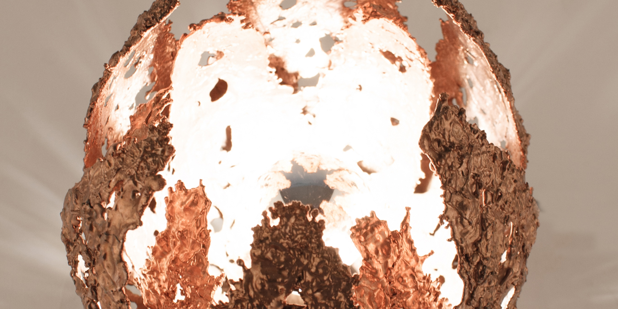 Kupfer-Blumen-Lampe-Fat-Lava Eine Leuchte aus den 1960er Jahren. Gefertigt aus Kupfer. Die Leuchte sieht aus wie eine Blüte. Im Inneren befindet sich ein zweiter Ring mit Kupferblättern. Das Leuchtmittel ist ein Spiegelkopflampe.
