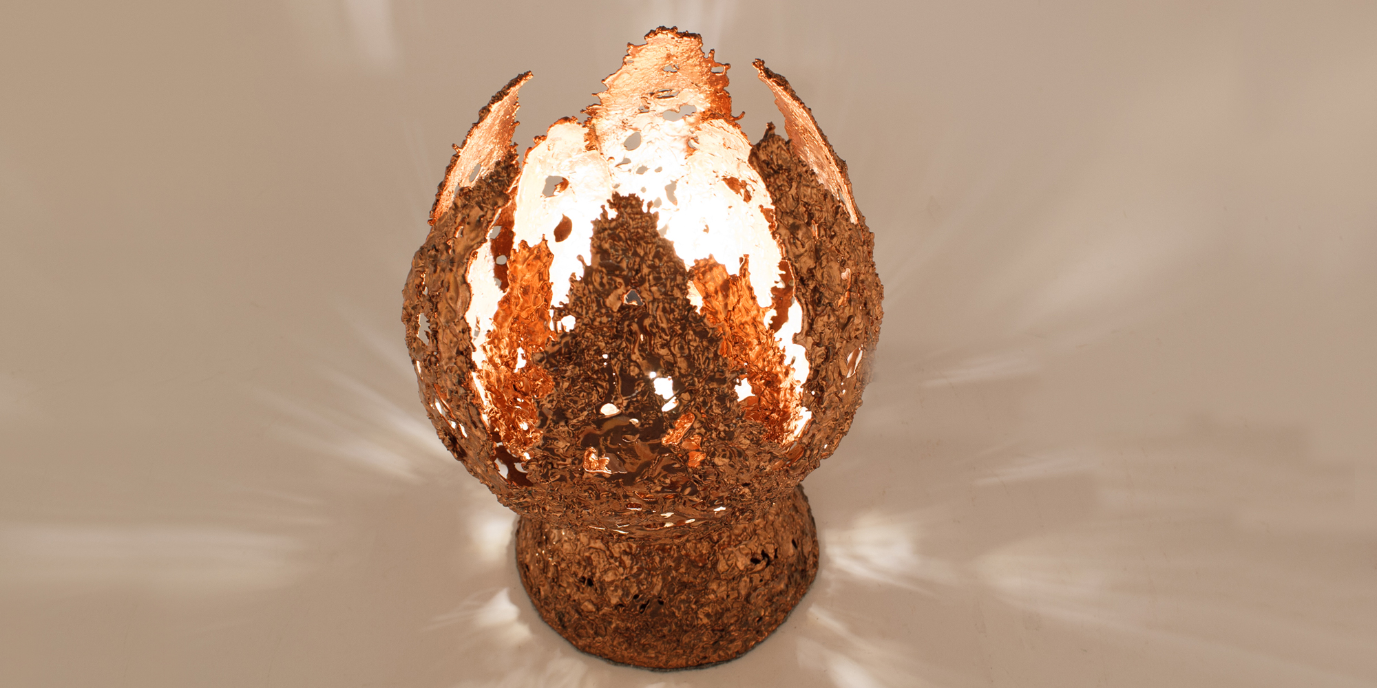 Kupfer-Blumen-Lampe-Space-Age Eine Leuchte aus den 1960er Jahren. Gefertigt aus Kupfer. Die Leuchte sieht aus wie eine Blüte. Im Inneren befindet sich ein zweiter Ring mit Kupferblättern. Das Leuchtmittel ist ein Spiegelkopflampe.